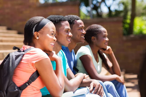 Studenti universitari africani guardando altrove — Foto Stock