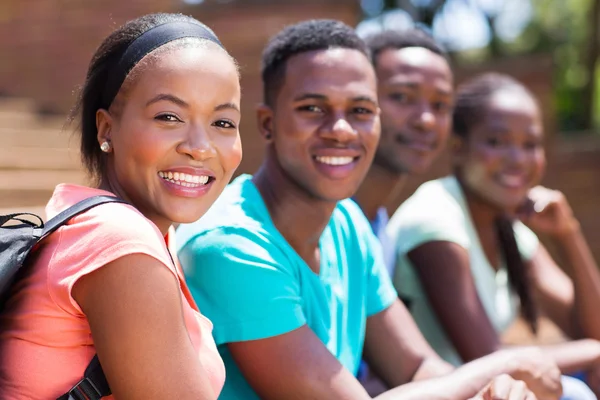 College student met vrienden op de campus — Stockfoto