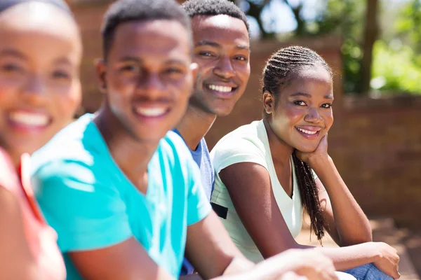 Jovens estudantes universitários afro-americanos — Fotografia de Stock