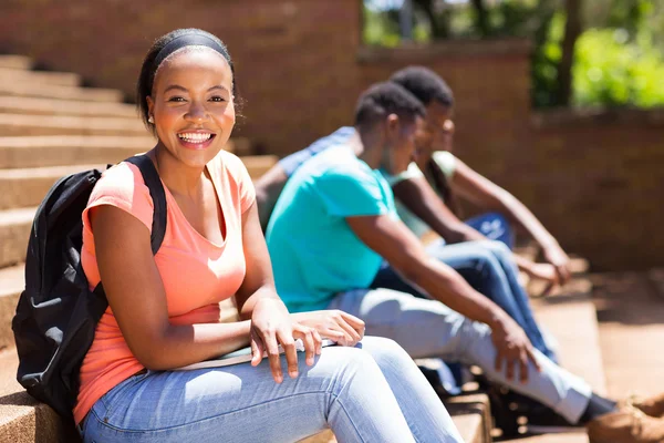 Basamaklarında oturan Bayan üniversite öğrencisi