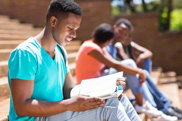 Estudante universitário lendo um livro — Fotografia de Stock