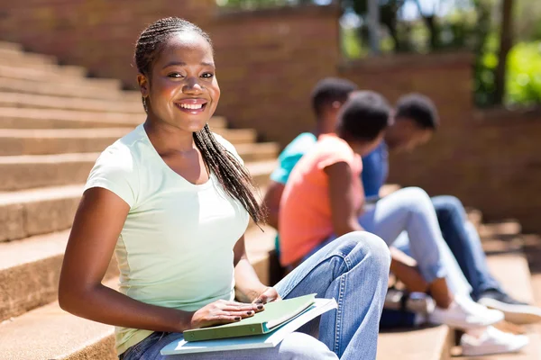 basamaklarında oturan Afrika kolej kızı