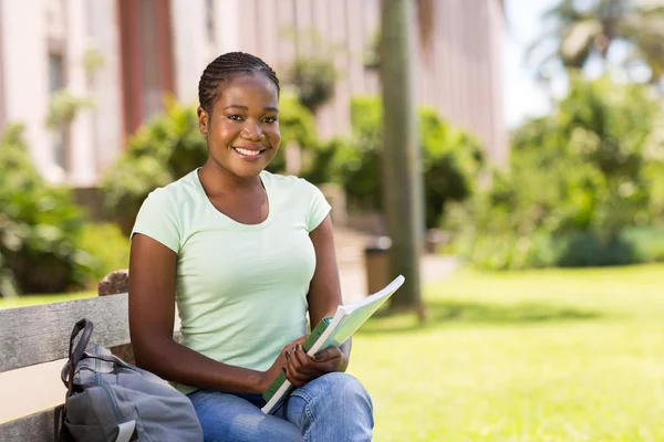 Bayan üniversite öğrencisi açık havada