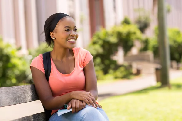 Étudiants assis sur le banc — Photo