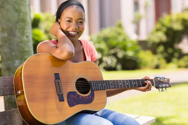 Africano college ragazza pratica chitarra — Foto Stock