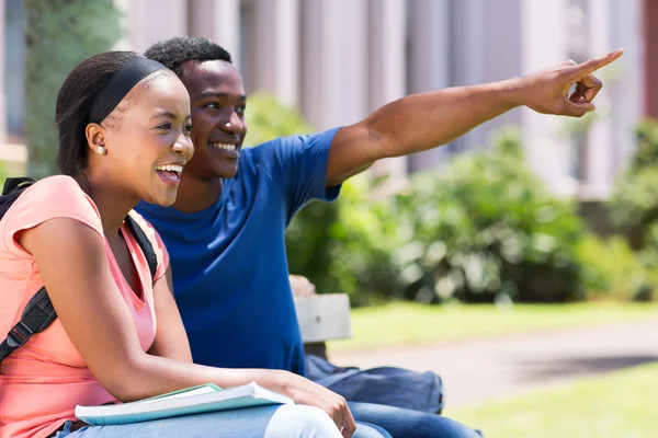 College couple pointing — Stock Photo, Image