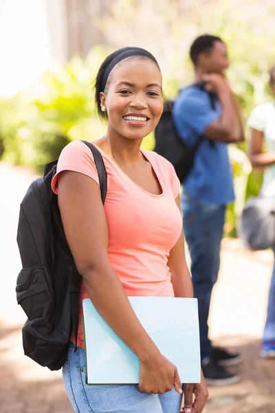 Estudiante universitaria con mochila — Foto de Stock