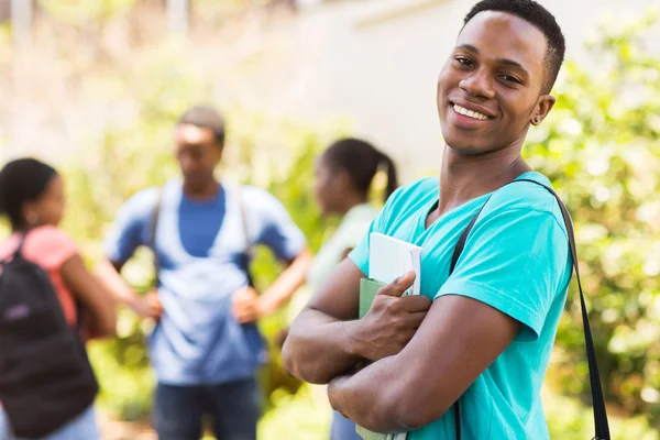 Afro-americano faculdade menino no campus — Fotografia de Stock