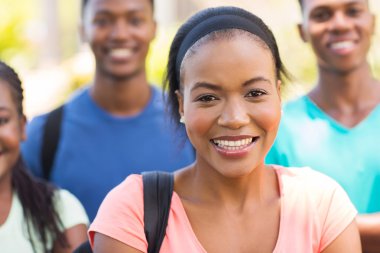 Genç Afro-Amerikan üniversite öğrencileri