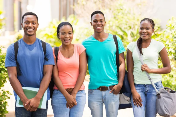 Groupe d'étudiants collégiaux debout ensemble — Photo