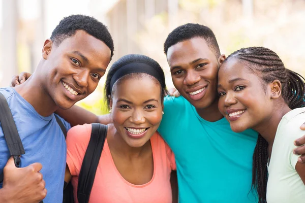 Gruppo di amici africani del college che abbracciano — Foto Stock