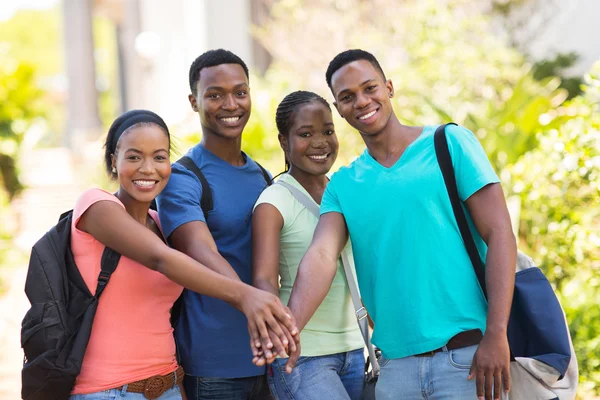 Estudiantes universitarios poniendo manos juntas — Foto de Stock