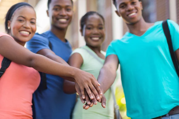 Hochschulstudenten Hand in Hand — Stockfoto