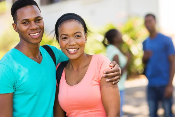 Casal universitário africano no campus — Fotografia de Stock