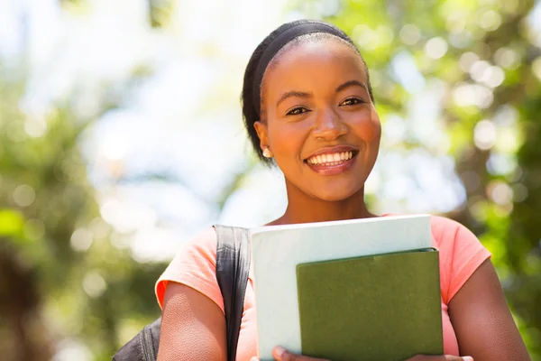 Jonge Afrikaanse vrouwelijke college student — Stockfoto