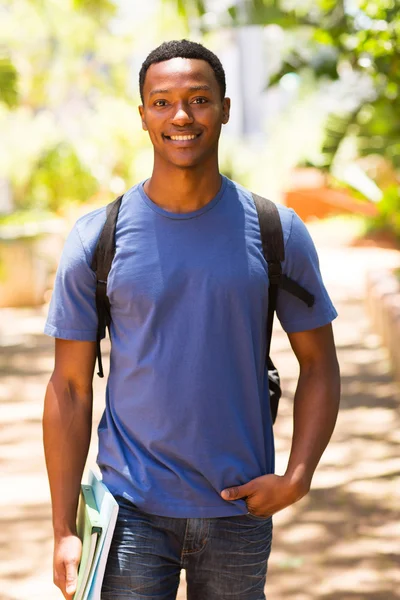 Collegestudent gå på campus — Stockfoto