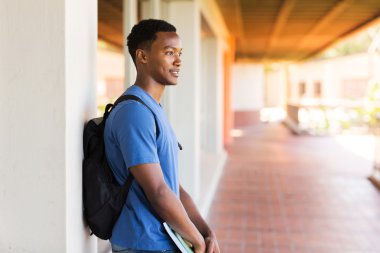 düşünceli erkek Afrika üniversite öğrencisi
