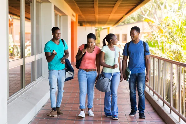 Studenten lopen naar collegezaal — Stockfoto