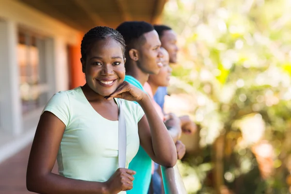 Africaine collège fille avec groupe d'amis — Photo