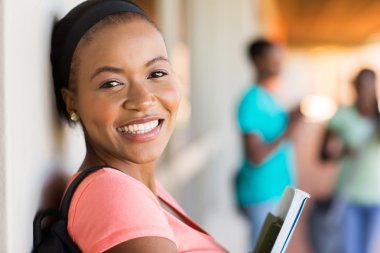 Kız öğrenci duvara yaslanmış