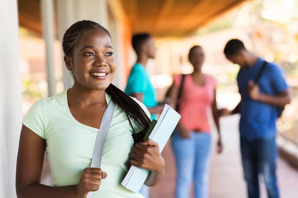 Menina da faculdade africana olhando para longe — Fotografia de Stock