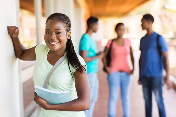 Vrouwelijke Afrikaanse middelbare schoolstudent — Stockfoto