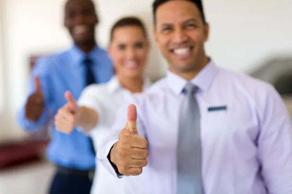 Geschäftsleute geben die Daumen hoch — Stockfoto