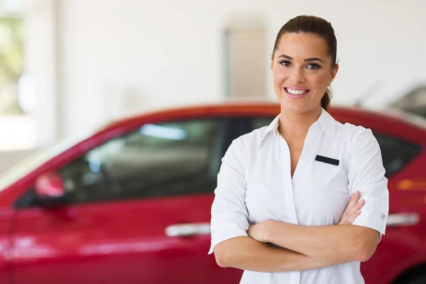 Jovem consultor de vendas de carro feminino — Fotografia de Stock