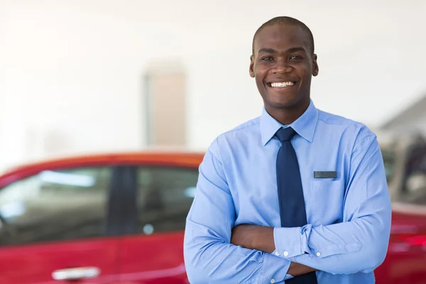 Uomo africano che lavora presso concessionaria auto — Foto Stock