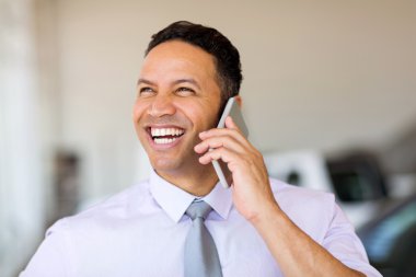 cep telefonuyla konuşan işadamı
