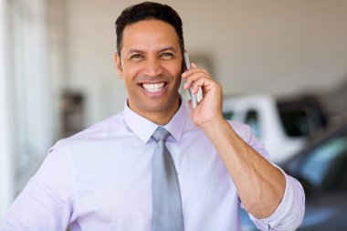 Akıllı telefondan konuşan adam.