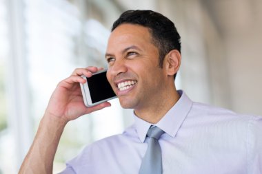 İş adamı cep telefonuyla konuşuyor.