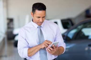 Cep telefonu kullanarak araba satıcısı