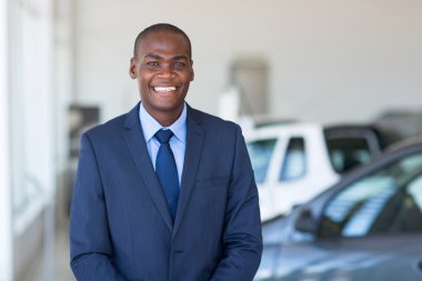 Genç Afrika işadamı araba showroom