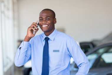 cep telefonuyla konuşurken araba satıcısı