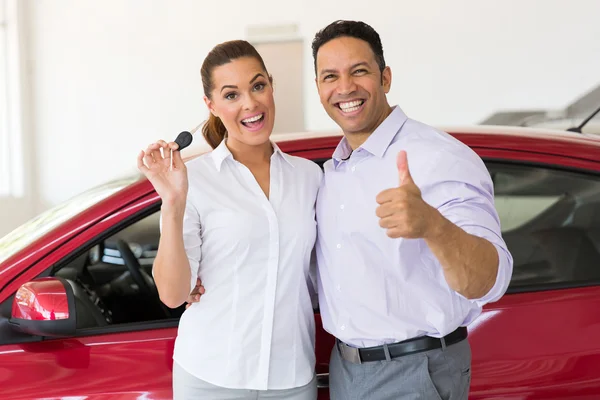 Couple showing their new car key — Stock Photo, Image