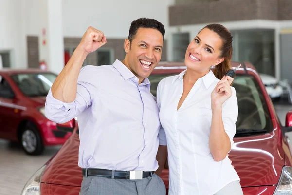 Casal acabou de comprar um carro novo — Fotografia de Stock