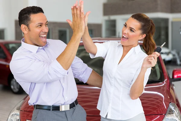 Couple giving high five after buying new car — Stock Photo, Image