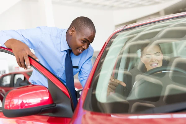 Salesman explaining car features to customer — Stock Photo, Image