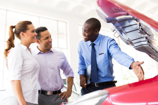 Autohändler zeigt ein paar neue Automotoren — Stockfoto