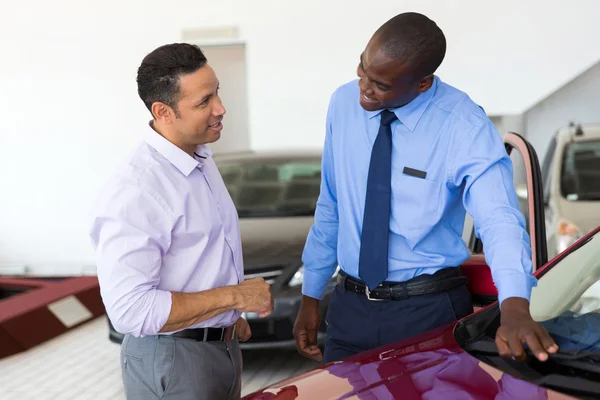 Vendedor de coches vendiendo un coche al cliente — Foto de Stock