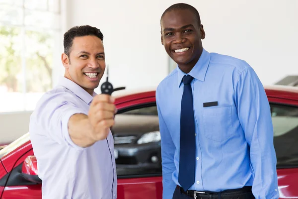 Homem mostrando chave do carro novo — Fotografia de Stock