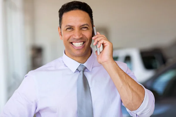 Homme parlant sur le téléphone intelligent — Photo