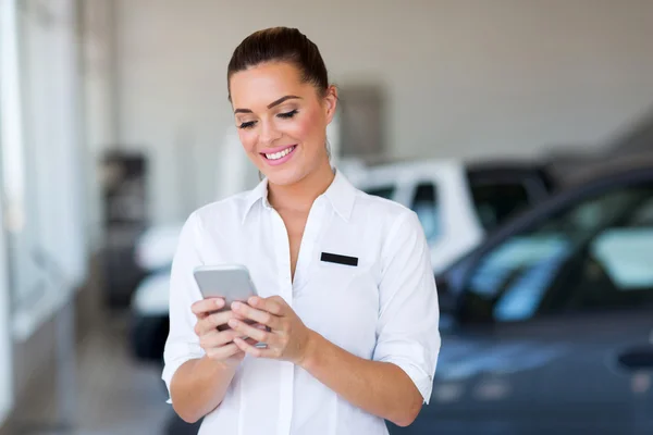 Auto verkoop consultant met behulp slimme telefoon — Stockfoto