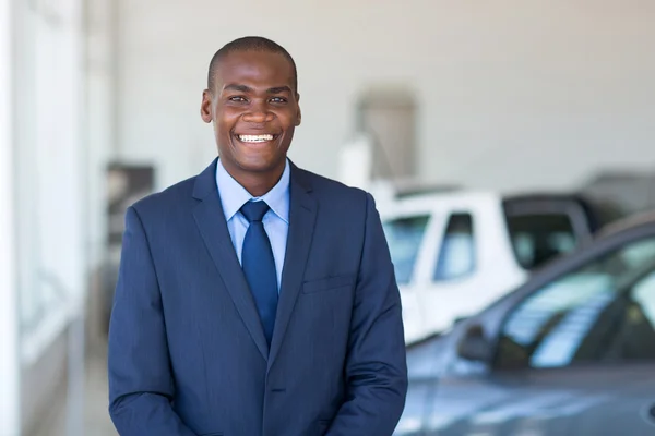 Unga afrikanska affärsman i bil showroom — Stockfoto
