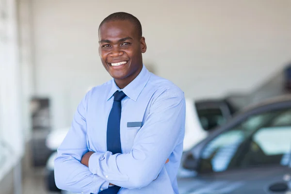 Porträt eines afrikanischen Autoverkäufers — Stockfoto