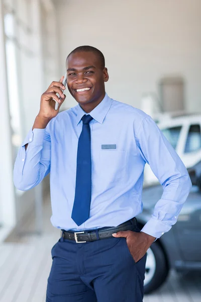 Verkäufer telefoniert mit Handy — Stockfoto