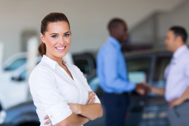 Araç showroom içinde ayakta pazarlamacı