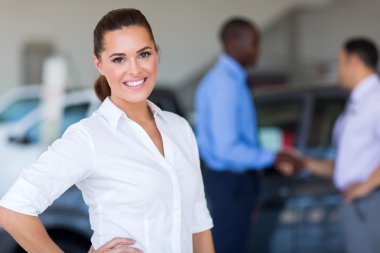 kadın araba satıcısı showroom içinde