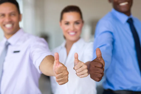 Team di lavoro dando pollici in su — Foto Stock